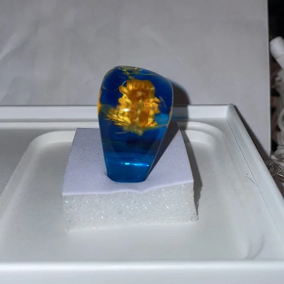 Flower Resin Ring - BEAUTIFUL! Real flowers inside. - Picture 4 of 5